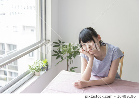 A woman relaxing at a cafe 16499190