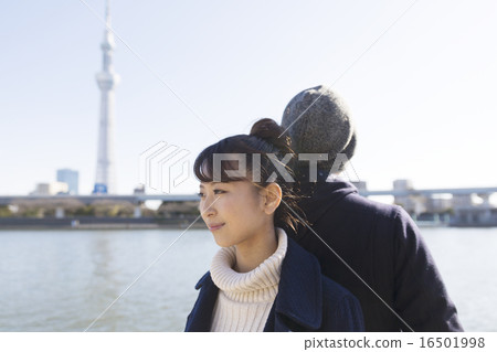 夫婦圖像畫象附近的東京天空樹背景 16501998