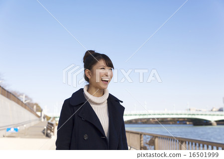 年輕的女士肖像張開嘴笑 16501999