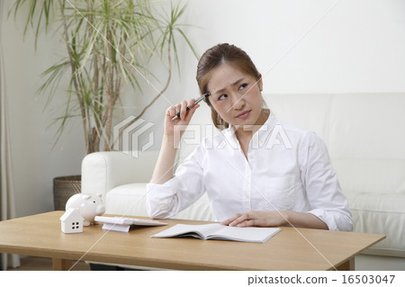 艱苦的家庭開支 16503047