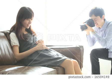 Image of her husband photographing the wife of a pregnant woman Image of her husband photographing the wife of a pregnant woman 16504149