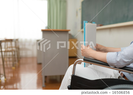 有輪椅的婦女 有輪椅的婦女 16506856