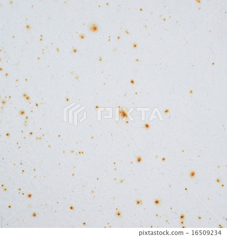 Rusty white wall fragments 16509234