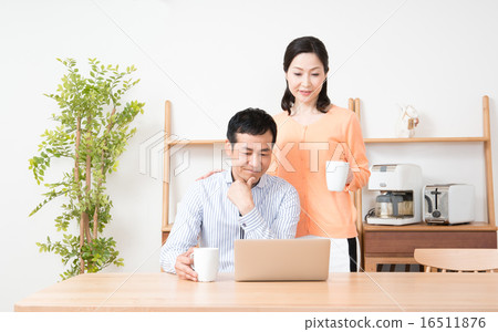 Middle couple (personal computer) 16511876