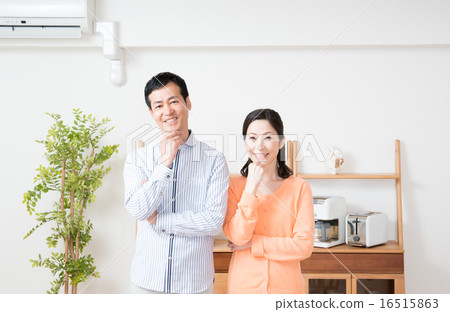 中間的情侶 中間的情侶 16515863