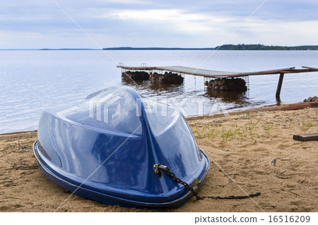 Boat on wild lake beach 16516209