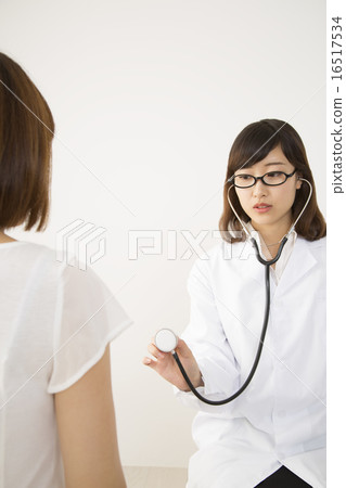 有聽診器的女性醫生 有聽診器的女性醫生 16517534