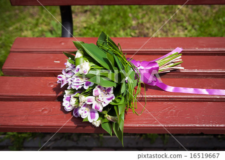 Wedding bouquet on a wooden bench Wedding bouquet on a wooden bench 16519667