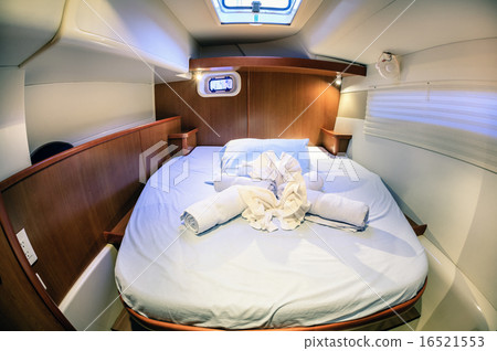 Sailboat bearth 16521553