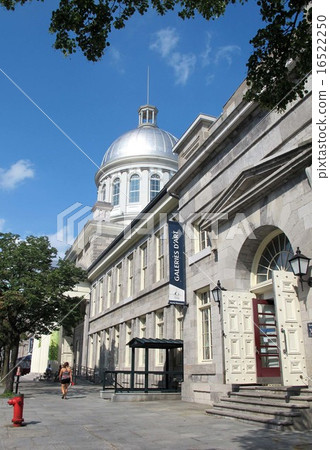 銀色光亮的圓頂在老鎮蒙特利爾上了屋頂苯教學校市場 16522250