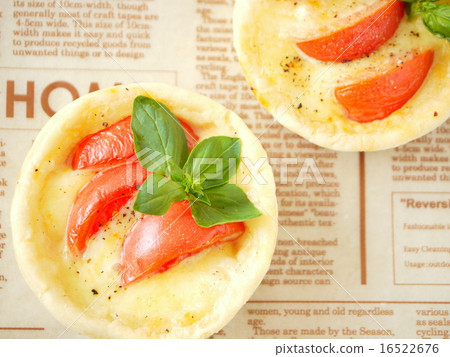 Tomato and mozzarella quiche alphabet background (high angle) Tomato and mozzarella quiche alphabet background (high angle) 16522676