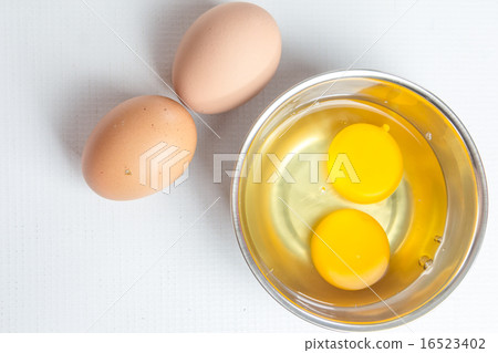 Raw eggs 16523402