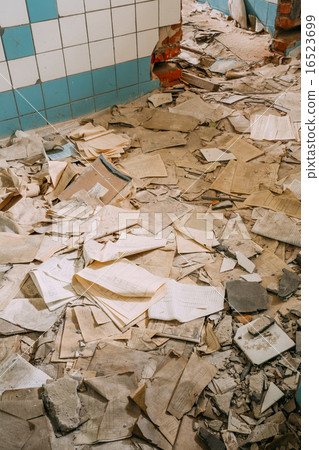 Dilapidated Abandoned House In Chernobyl Resettlement Zone. Chor 16523699