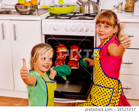 Children bake chocolate buns 16525257