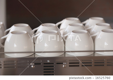 Empty coffee cup on coffee machine Empty coffee cup on coffee machine 16525760