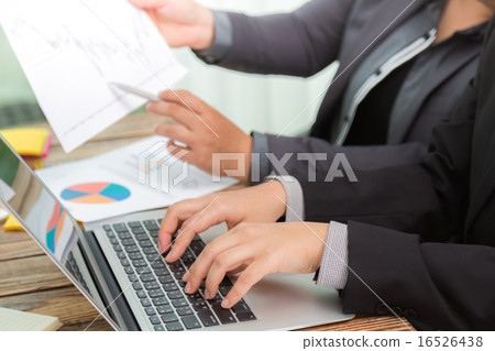 Business people meeting at office Business people meeting at office 16526438