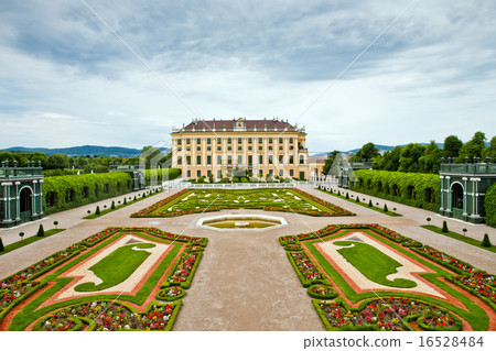 Schonbrunn Palace in Vienna Schonbrunn Palace in Vienna 16528484