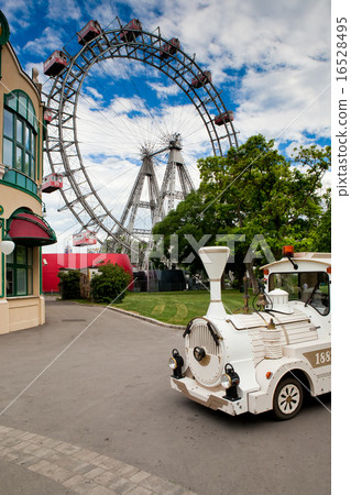 The park with attractions in Vienna 16528495