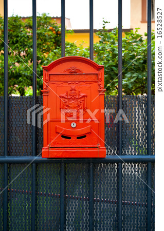 Red mailbox 16528527