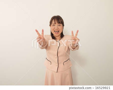 Senior lady who makes a V sign with a smile 16529921