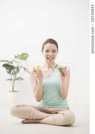 一個女人喝蔬菜汁 16530843