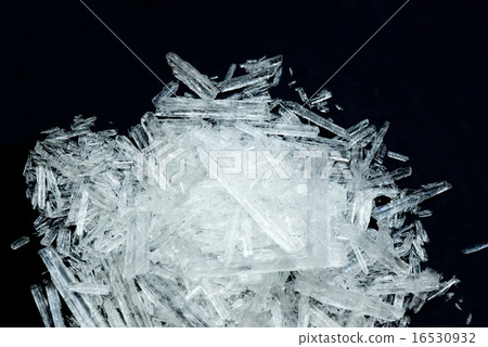 Menthol crystal (background black) 16530932