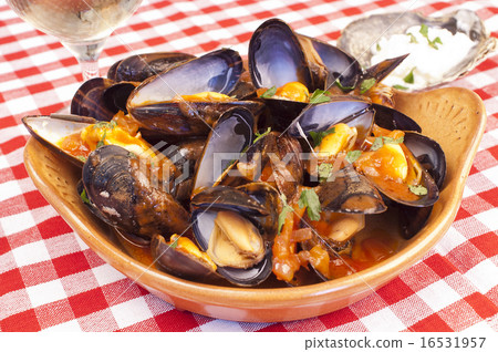 Steamed mussels with marinara sauce 16531957