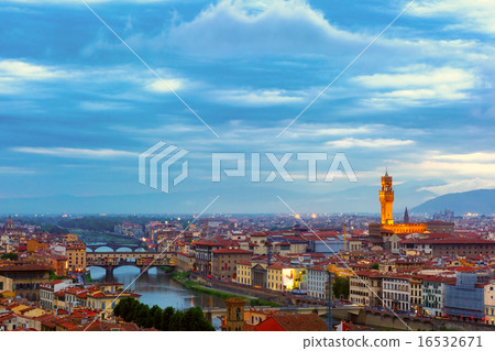 Ponte Vecchio and Palazzo Vecchio, Florence, Italy 16532671