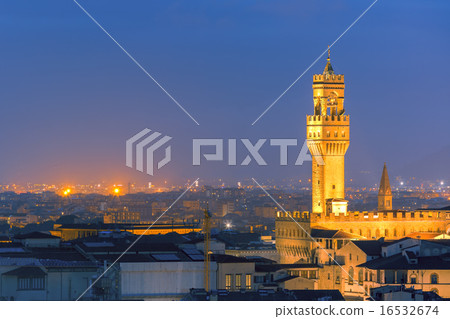 Palazzo Vecchio at twilight in Florence, Italy 16532674