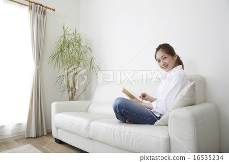 讀一本書的年輕女子 16535234