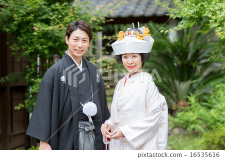 bridal couple, bride and groom, hakama with family crest 16535616
