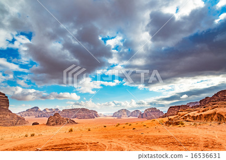約旦的沙漠（約旦，瓦迪拉姆保護區） 16536631