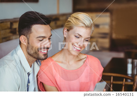 couple hanging out in a coffee shop 16540131