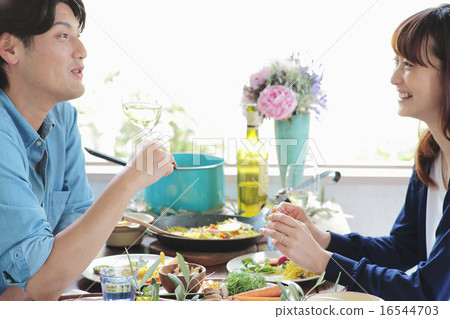 Organic food lunch couple Organic food lunch couple 16544703