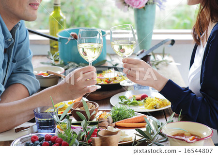 Organic food lunch couple Organic food lunch couple 16544807