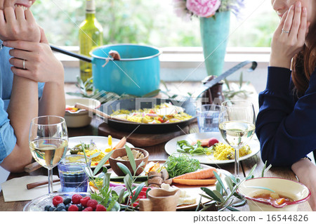 Organic food lunch couple Organic food lunch couple 16544826