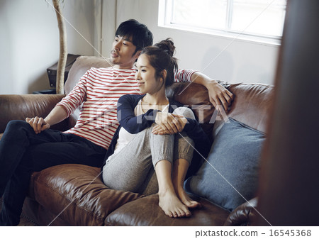 Couple living together 16545368