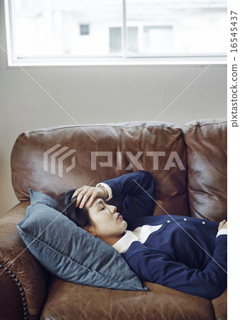 睡覺與頭疼的婦女 16545437