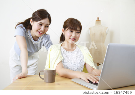 Female entrepreneurs startup 16547499