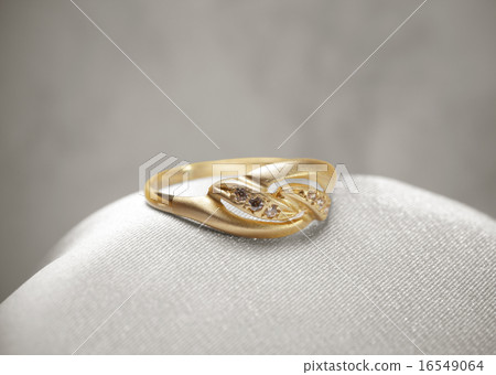Jewelry, golden ring 16549064