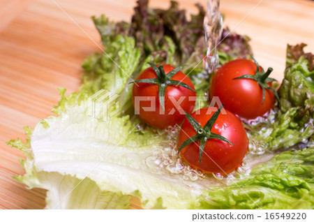 Wash on the cutting board Fresh mini tomatoes Pounding flowing water 16549220