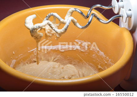 Kneading a dough with a machine 16550012