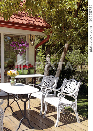 White table and chairs in the garden White table and chairs in the garden 16550723