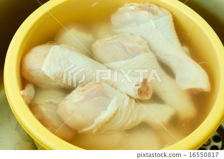 Close up raw chicken meat drumstick in water Close up raw chicken meat drumstick in water 16550817