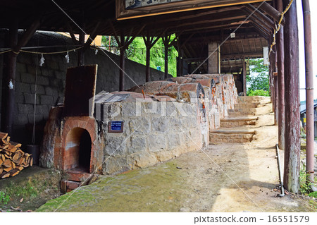 在伊万里市的Okawauchiyama的Nabeshima Yaki的攀登窯 在伊万里市的Okawauchiyama的Nabeshima Yaki的攀登窯 16551579