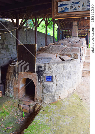 在伊万里市的Okawauchiyama的Nabeshima Yaki的攀登窯 在伊万里市的Okawauchiyama的Nabeshima Yaki的攀登窯 16551580