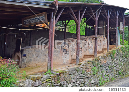 在伊万里市的Okawauchiyama的Nabeshima Yaki的攀登窯 在伊万里市的Okawauchiyama的Nabeshima Yaki的攀登窯 16551583