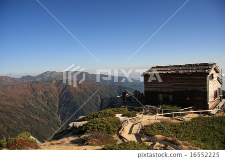 中央阿爾卑斯山Fukigaki Sakiki小屋秋天 中央阿爾卑斯山Fukigaki Sakiki小屋秋天 16552225