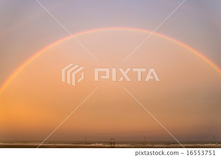 在夕陽中閃耀的彩虹 在夕陽中閃耀的彩虹 16553751
