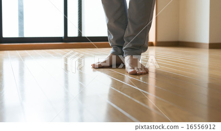 A man at home 16556912
